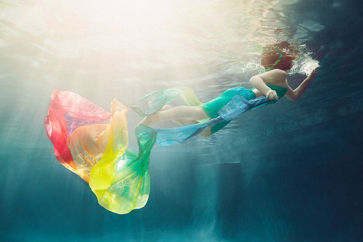 niña de ballet bajo el agua multicolor