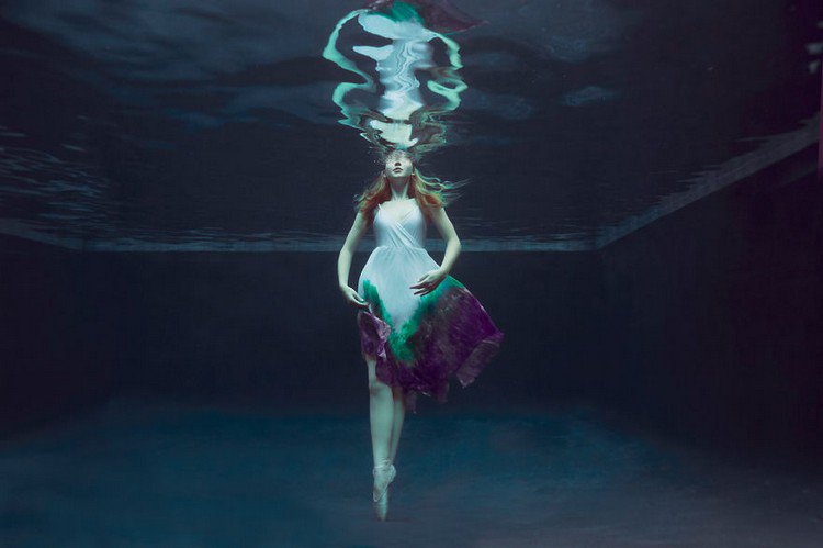 princesa cisne bajo el agua