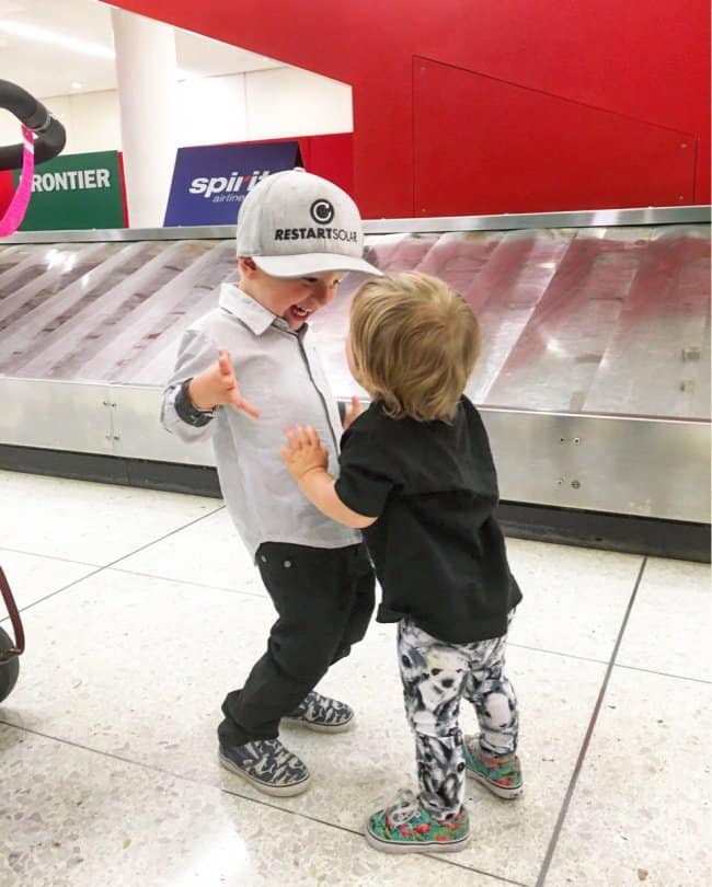 lindos-risa-niños-pequeños-en-el-aeropuerto