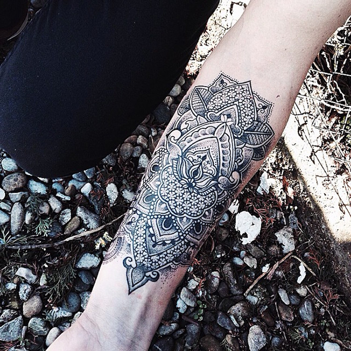 tatuajes de flores inspirados en jessica svartvit mandala