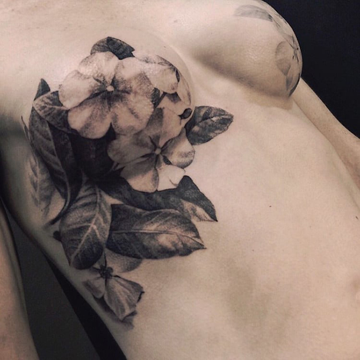 Los tatuajes de flores de David Allen incluyen cicatrices