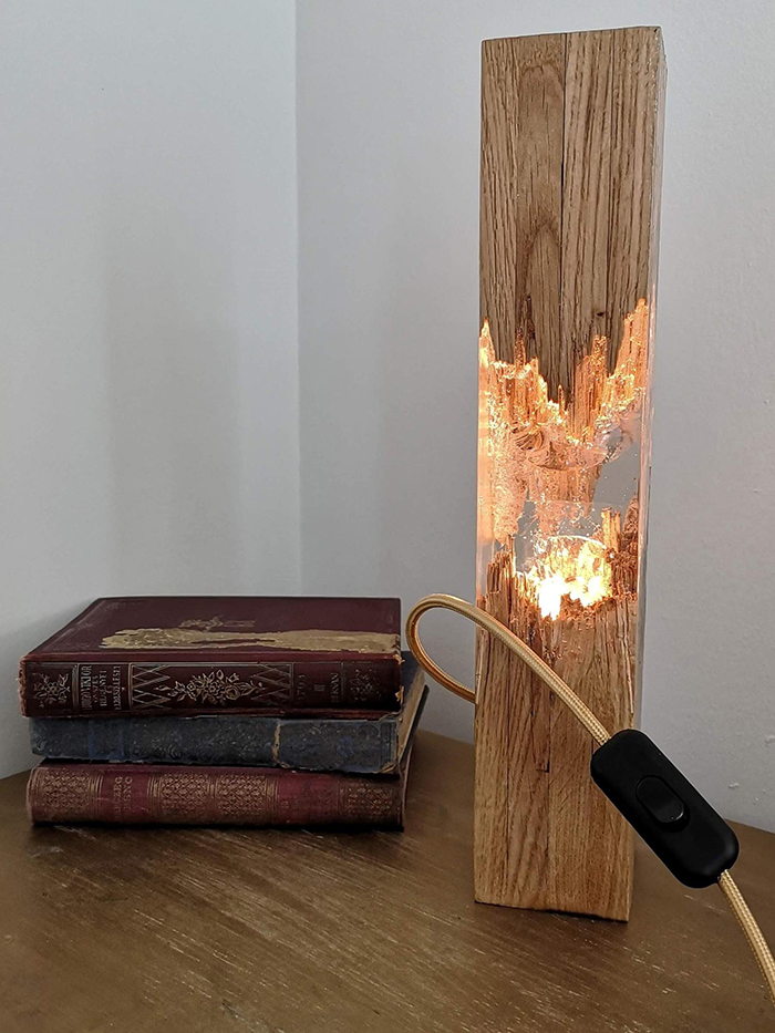 Lámpara de madera epoxi y libros sobre mesa