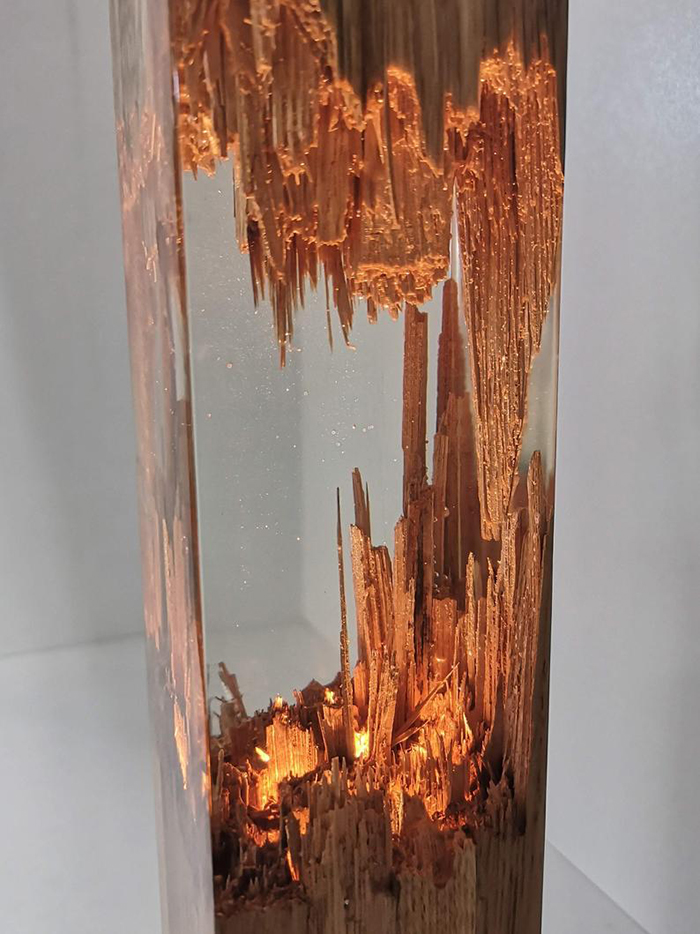 Lámpara decorativa de resina y cierre de madera