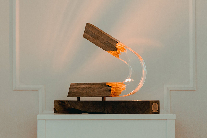 Lámpara de madera epoxi con arco iluminado