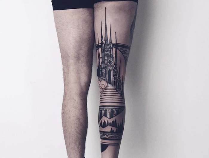 Tatuaje de arquitectura gótica en la pierna derecha