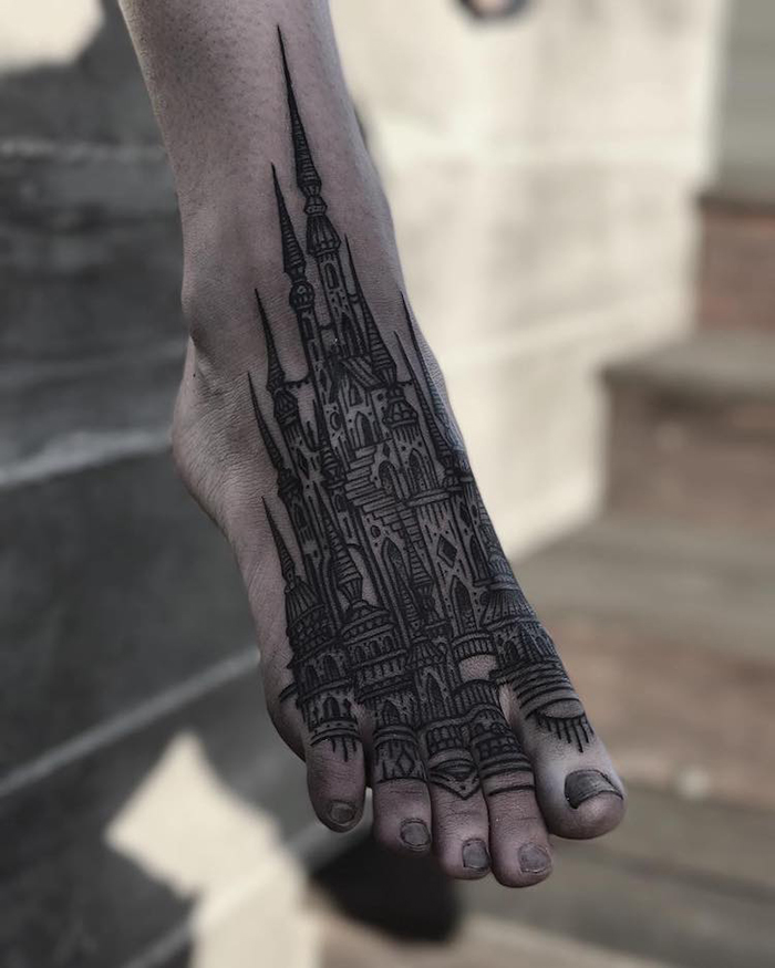 Tatuaje arquitectónico medieval en los pies
