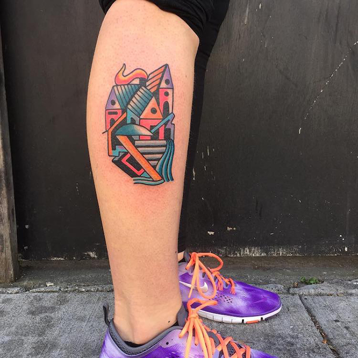 Tatuaje arquitectónico moderno abstracto en la pierna