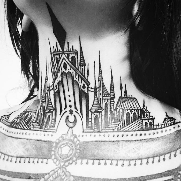Tatuaje arquitectónico gótico en el pechojpg