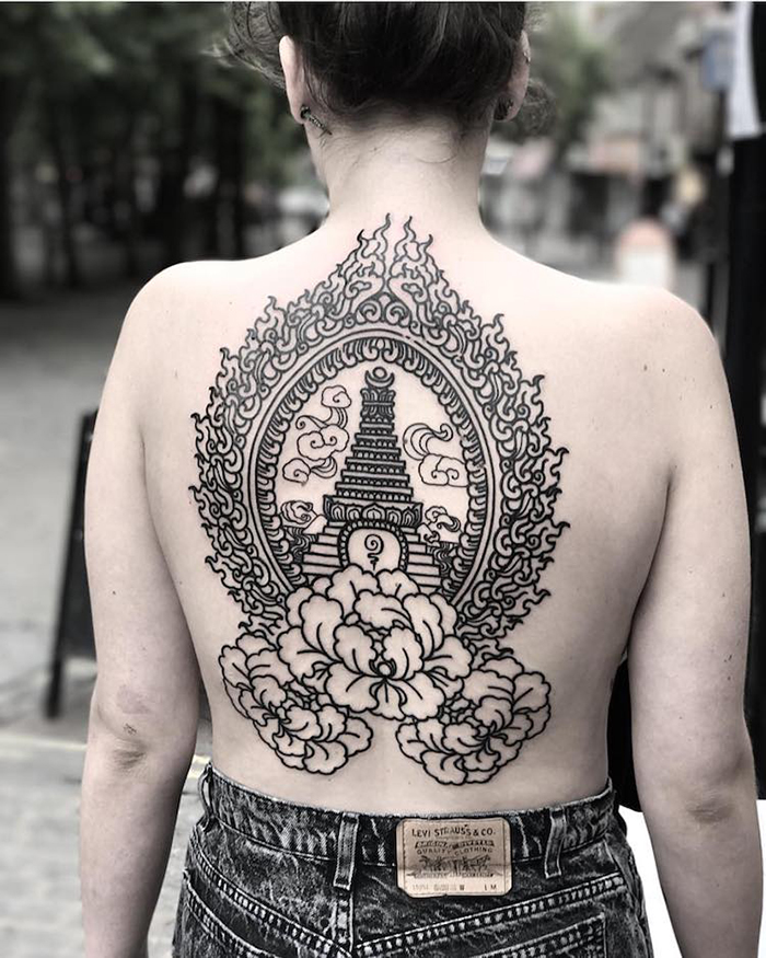 Tatuaje arquitectónico en la espalda del templo