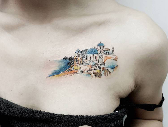 Tatuaje arquitectónico griego de Santorini en el pecho