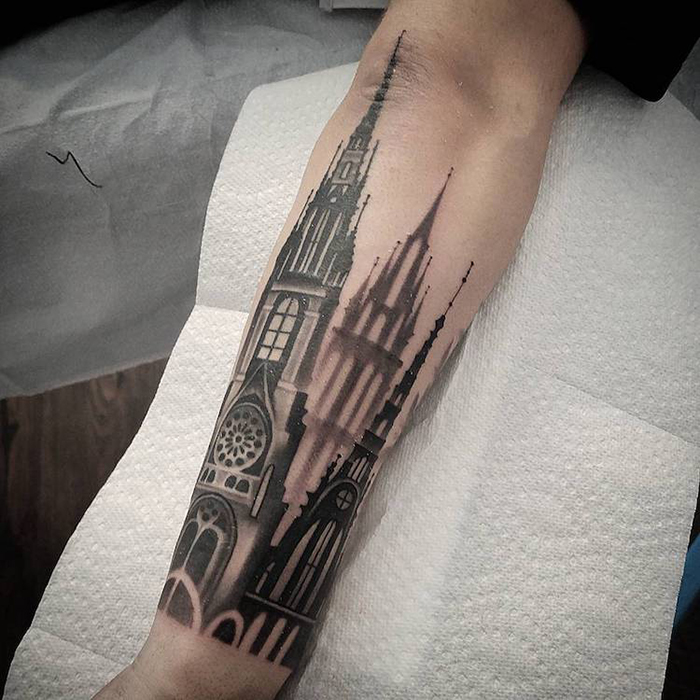 Tatuaje de catedral gótica en la mano