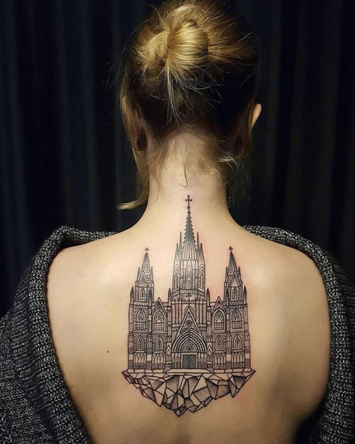 Tatuaje De Catedral Gótica En La Espalda