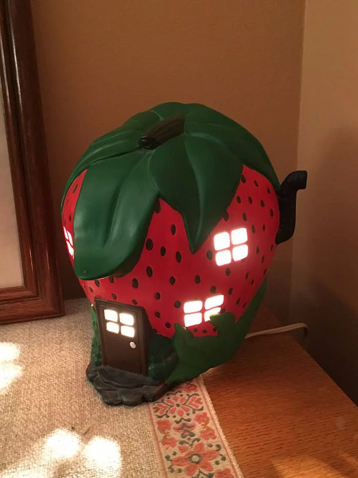 lámpara de casa de fresa artículos extraños de segunda mano