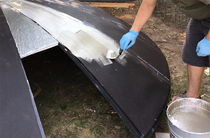 Brett pinta pintura de aluminio sobre el fieltro del techo