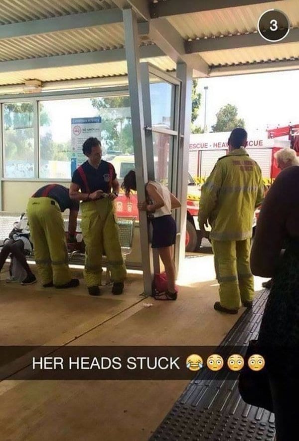 los bomberos pegaron la cabeza de las niñas