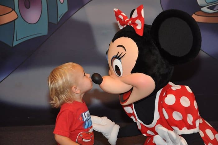 Secretos de los empleados de Disney World besando a minnie
