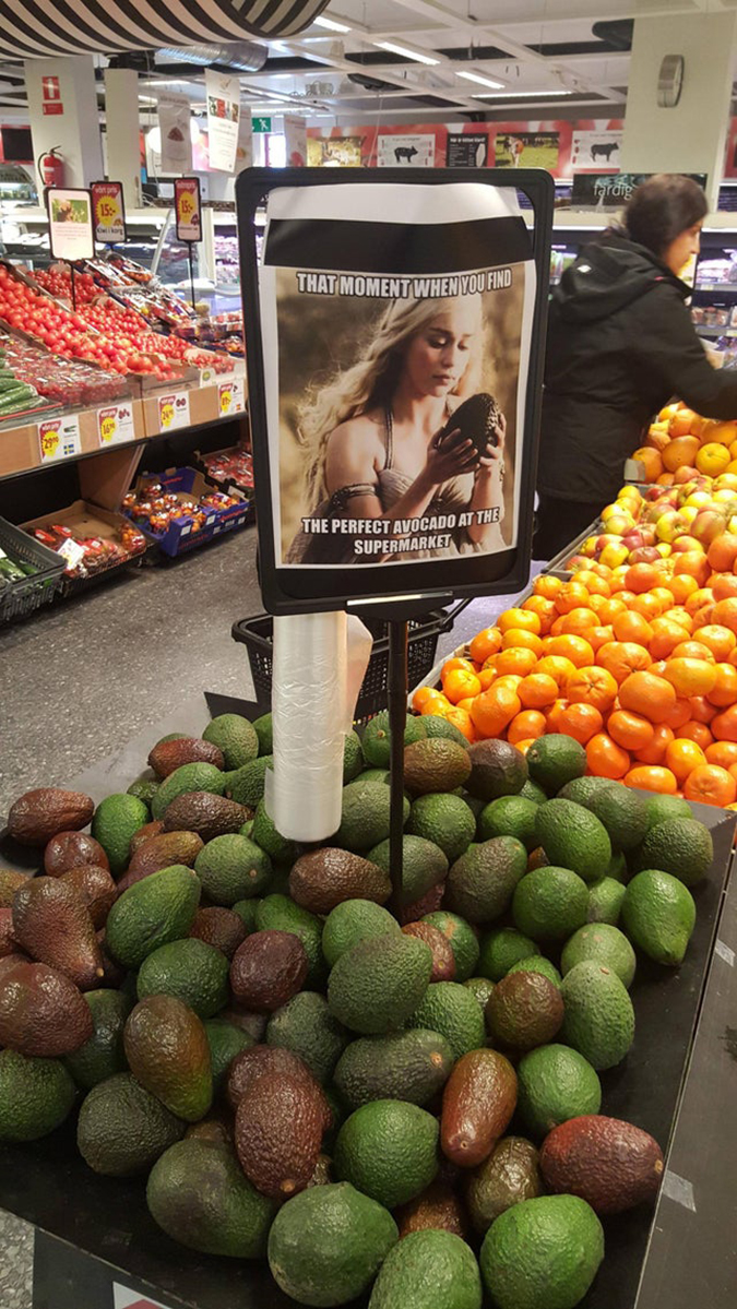 un supermercado usa un juego de tronos de memes para atraer clientes