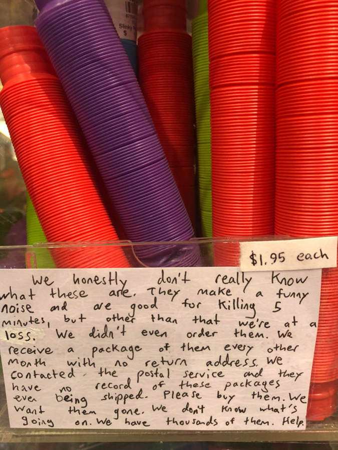 Tiendas de juguetes divertidos colocan letrero pidiendo a los compradores que compren tazas