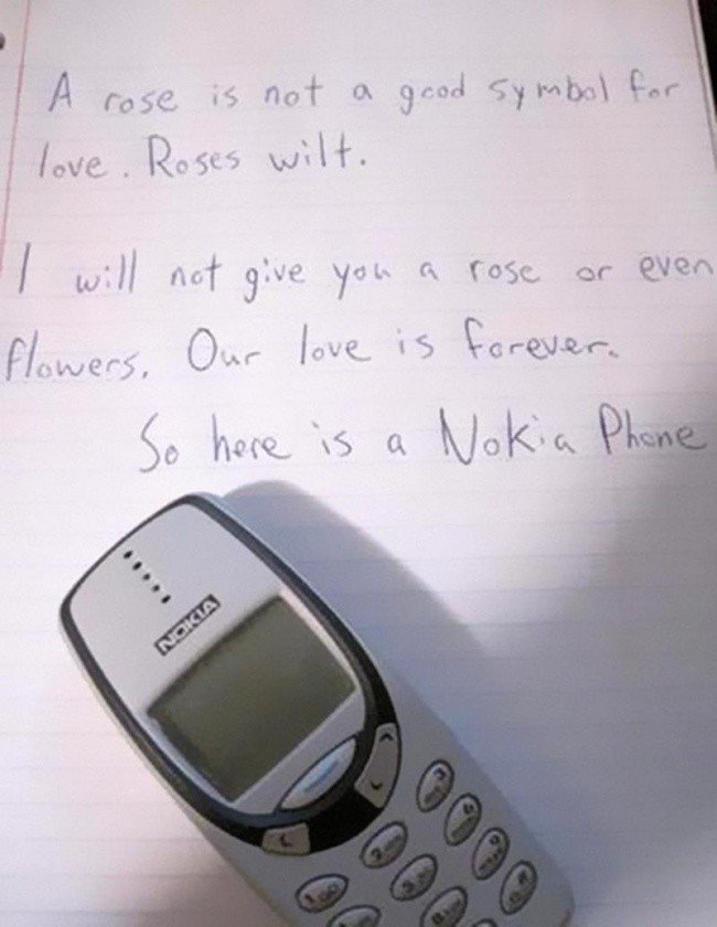 Marido divertido en casa solo Nokia nota de amor