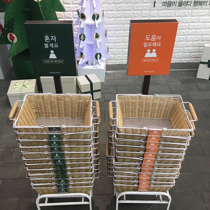Dos tipos de cesta de la compra en Innisfree Store
