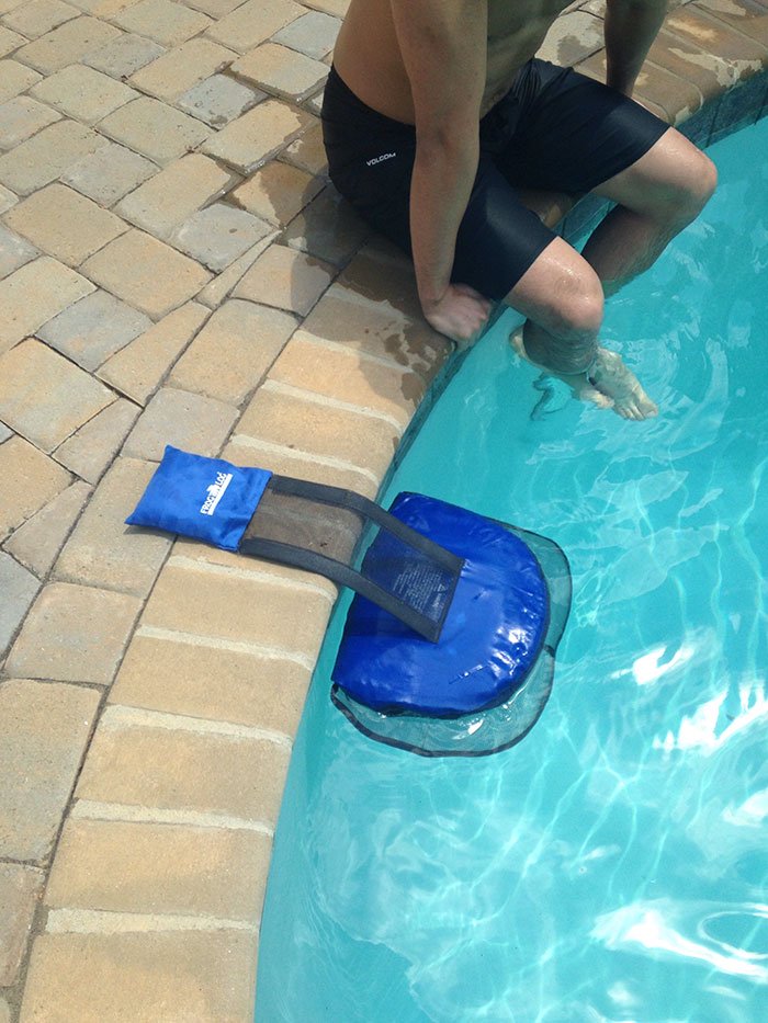 Rampa de salida azul para ranas en una piscina