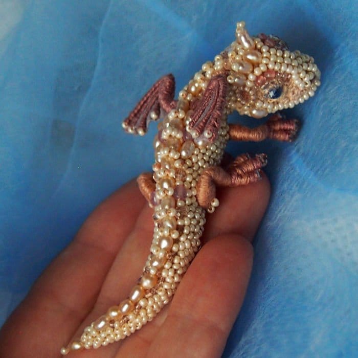 Broche de dragón Alyona-Lytvin con perla