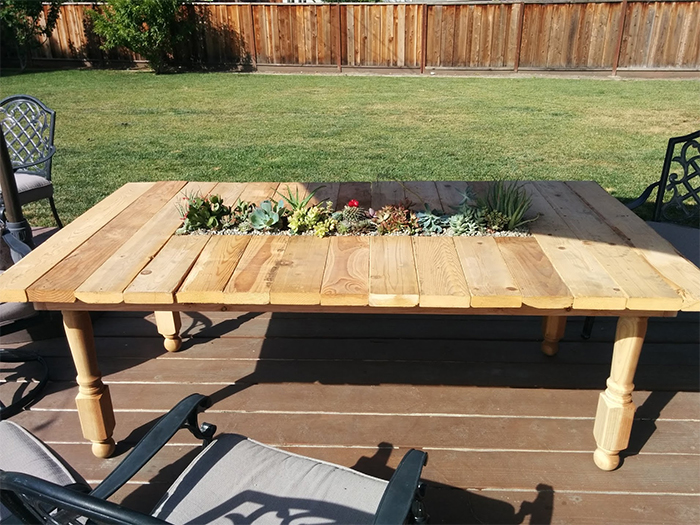 mesa de picnic de madera con paleta con jardinera