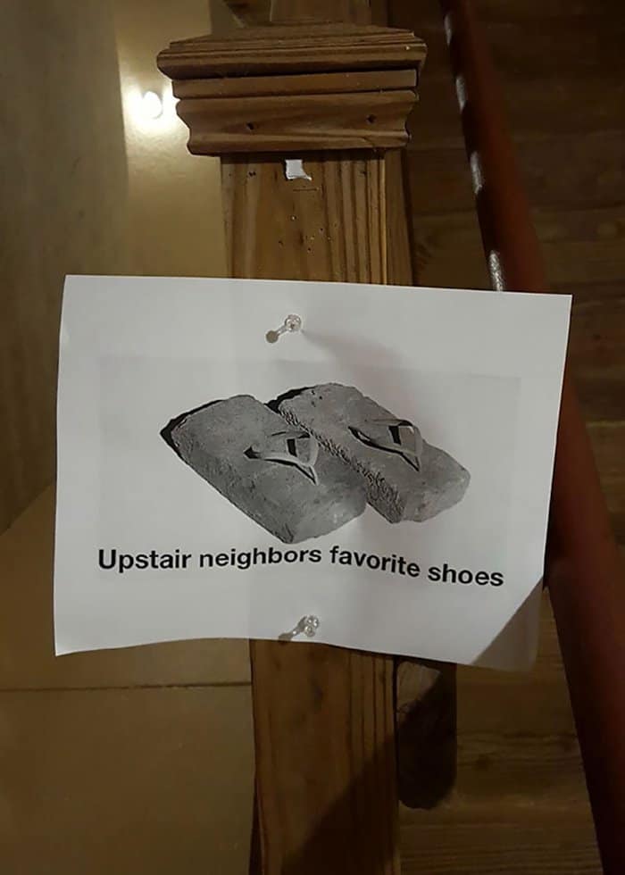 notas arriba-vecino-zapatillas-pesadas-hilarante-vecino-notas