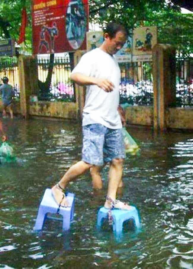 atar-sillas-a-pies-como-zapatos-para-caminar-una-calle-inundación