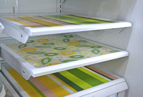 esteras de plástico en los estantes del refrigerador