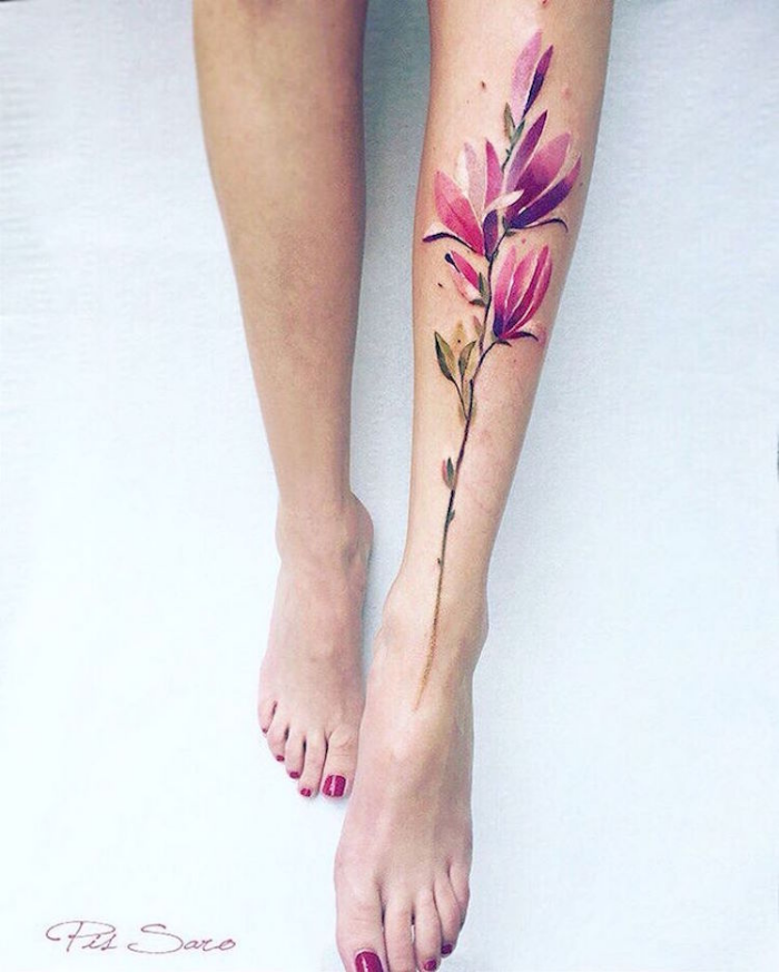 Flor de tallo largo al pie de los mejores artistas del tatuaje de flores.