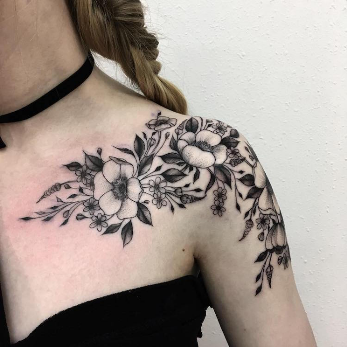 bocetos florales negros cerca de los hombros izquierdos y la parte superior del pecho son los mejores artistas del tatuaje floral