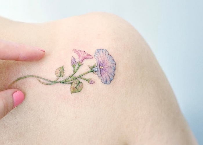 flor cerca del hombro izquierdo de los mejores artistas del tatuaje de flores