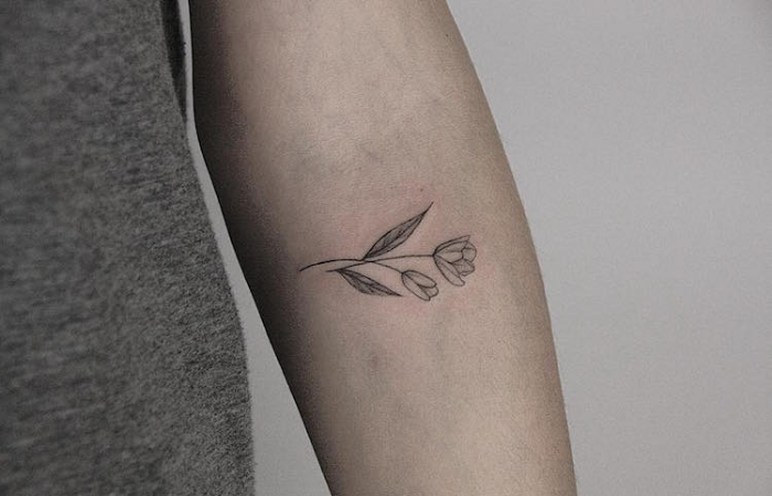 bosquejo de la flor de la mano izquierda los mejores artistas del tatuaje de flores