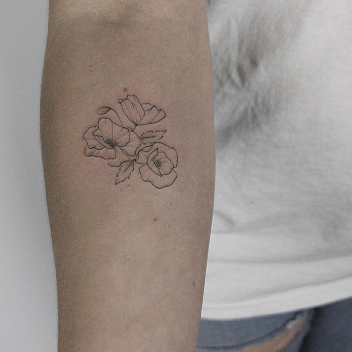 contorno incoloro de flores de la mano derecha de los mejores artistas del tatuaje floral