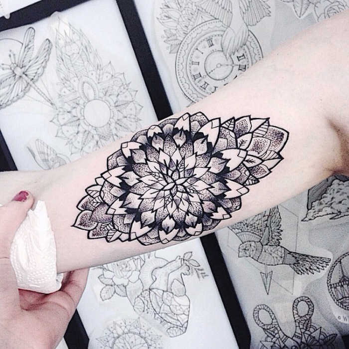 mano derecha oscura mejores artistas del tatuaje floral