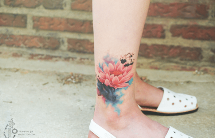 los mejores artistas del tatuaje floral en la parte inferior de la pierna