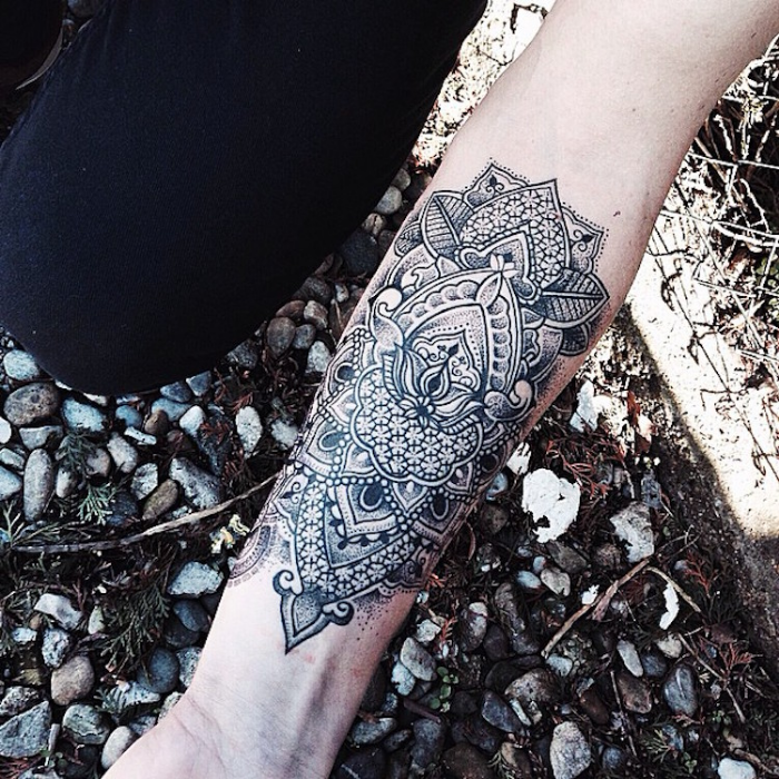El diseño simétrico dejó a los mejores artistas del tatuaje floral en la parte inferior del brazo.