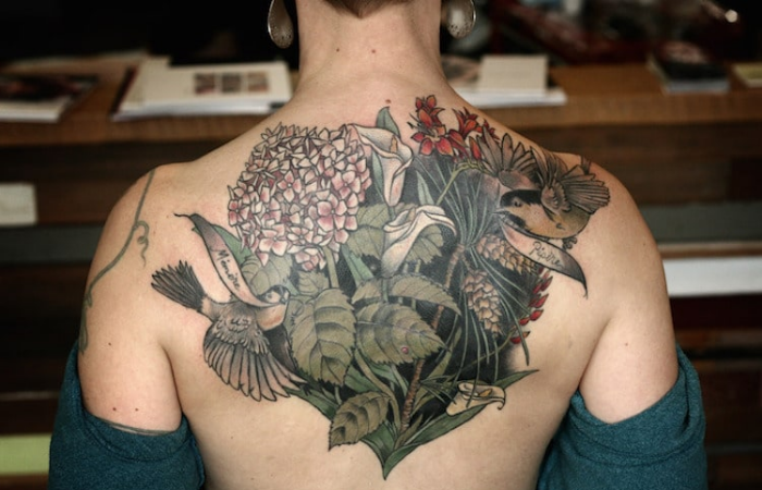 mano derecha mejores artistas del tatuaje de flores
