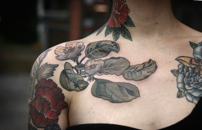 flores y hojas de cuello y pecho son los mejores artistas del tatuaje floral