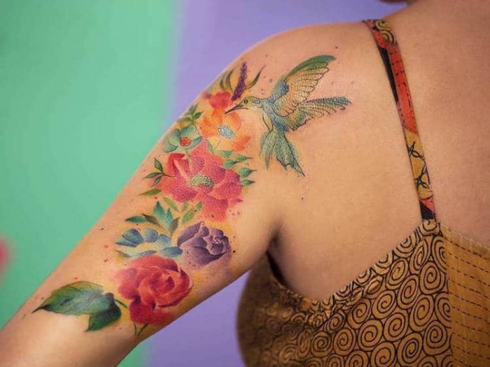 flores brillantes de la flor favorita de los artistas del tatuaje con la parte superior del pájaro