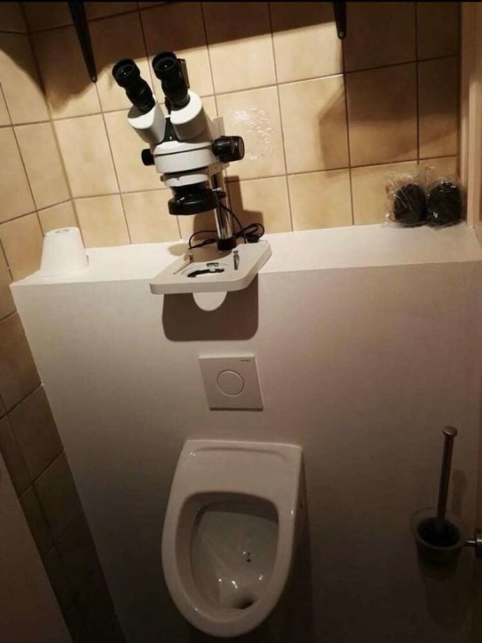 Baño extraño con microscopio