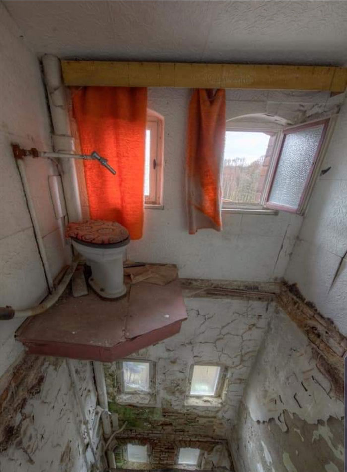 Extraño baño en una casa abandonada