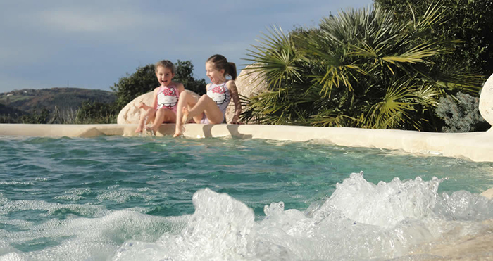 una piscina personalizada tiene un aspecto de playa natural
