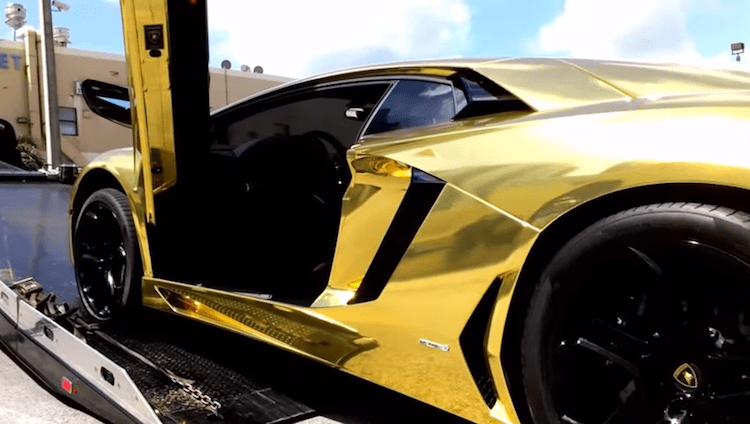 Lamborghini dorado con vista lateral puerta abierta 