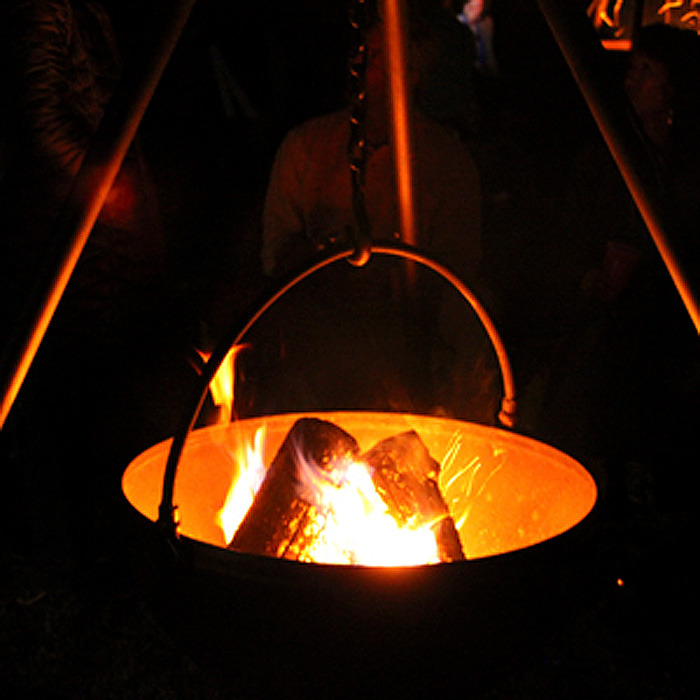 caldera de vaca trípode fogata fuego