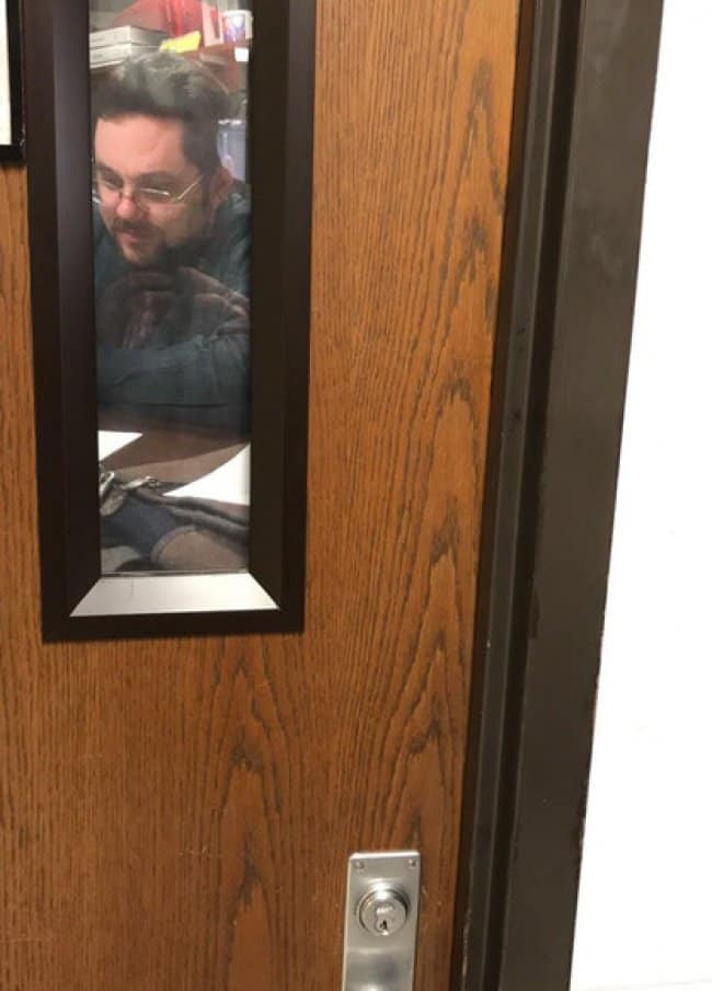 profesor-puso-foto-de-él-en-la-oficina-puerta-confundido-fotos