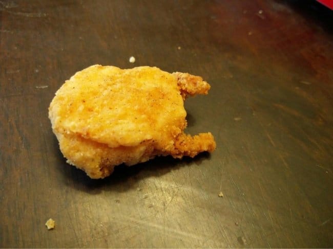 nugget-de-pollo-se-ve-como-pollo-lleno-confundido Fotografías