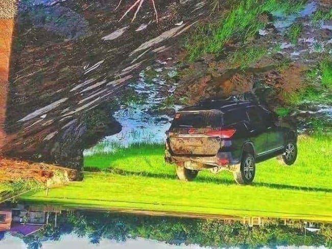 Imágenes de confusión de reflejo en el agua del coche al revés