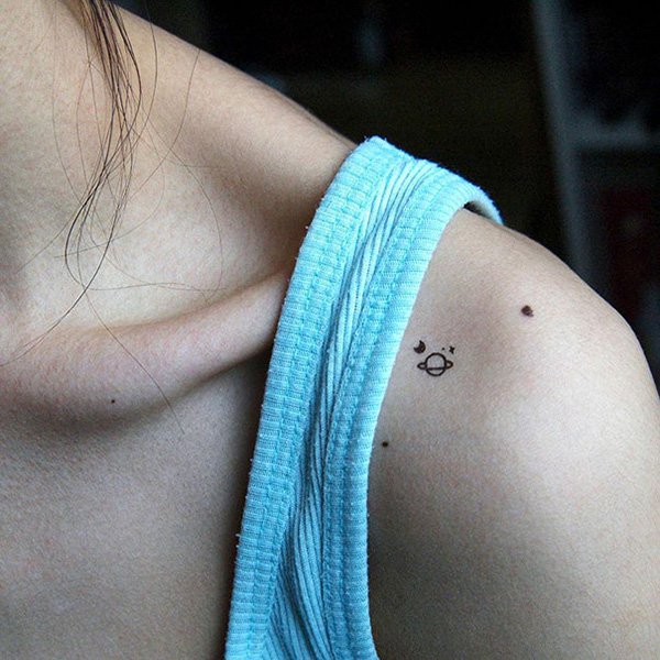nacimiento-tatuaje-encubrimientos-estrellas-mini-tatuaje